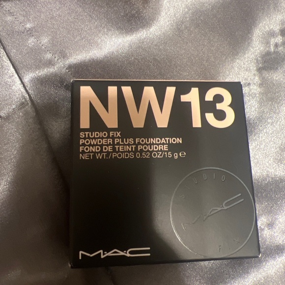 Mac Cosmetics Studio Fix Powder Plus Foundation NW13. Full size - Picture 3 of 10